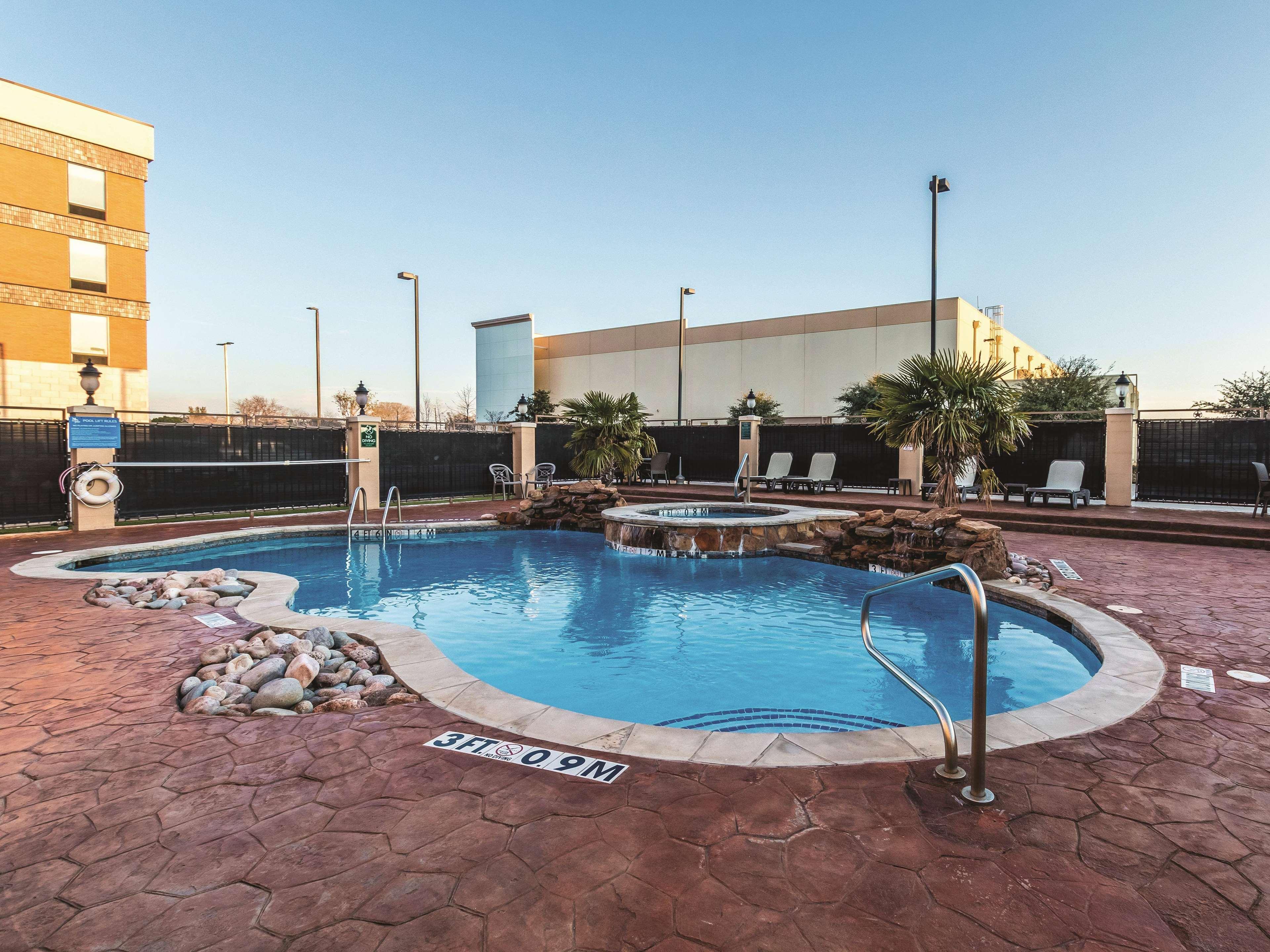 La Quinta By Wyndham Dallas Grand Prairie South Hotel Exterior photo