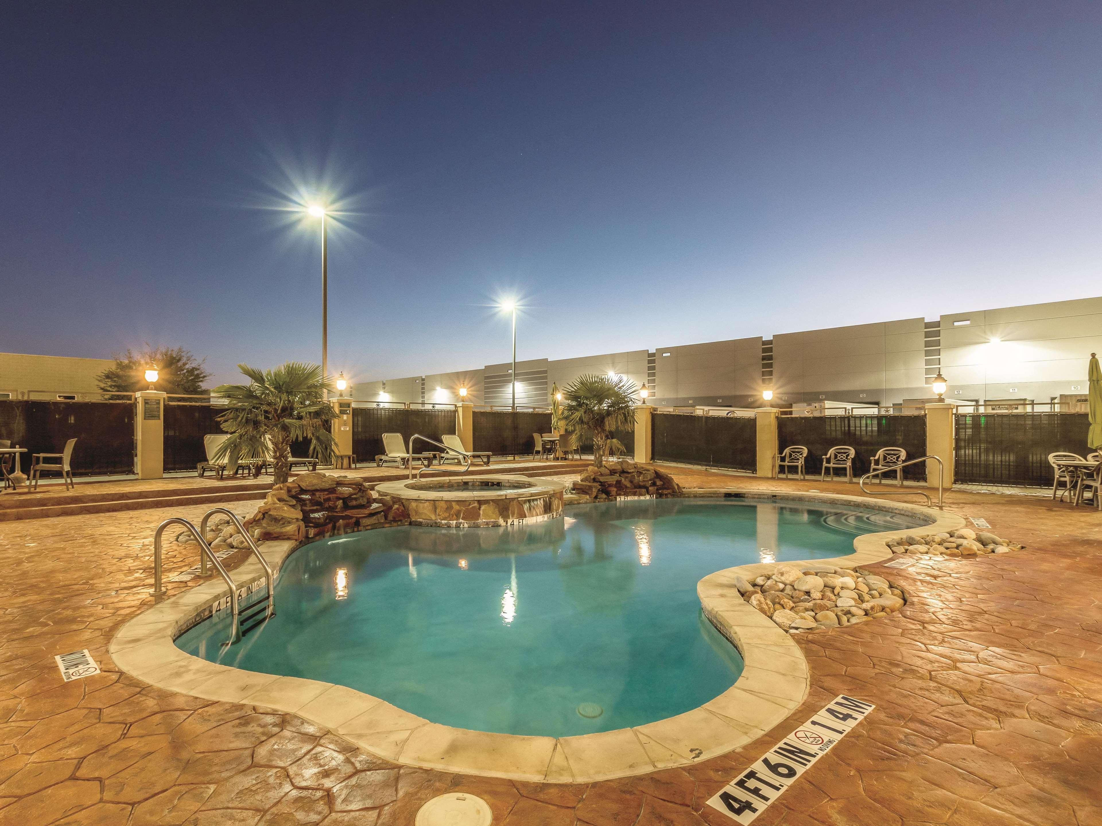 La Quinta By Wyndham Dallas Grand Prairie South Hotel Exterior photo